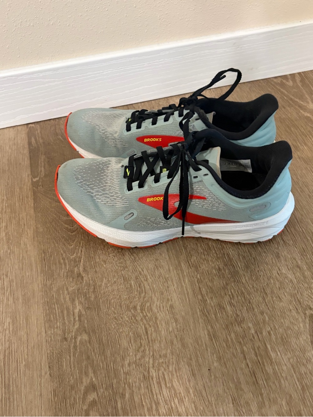 Brooks Women's Running Shoes - Light Blue with Red Accents I Size 7.5